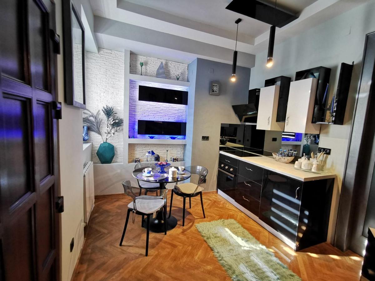Crystal Central Apartment Braşov Exteriör bild